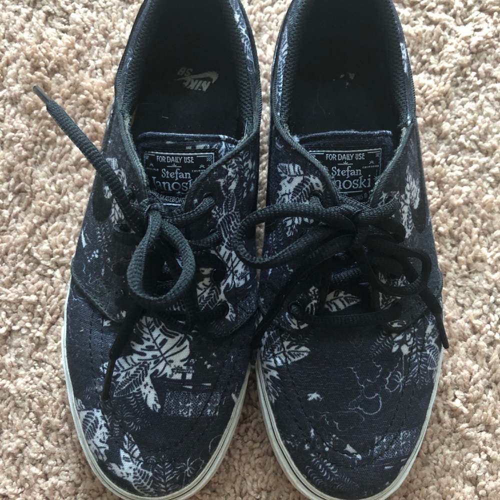 Women’s Stefan Janoski skateboarding shoes size 6Y